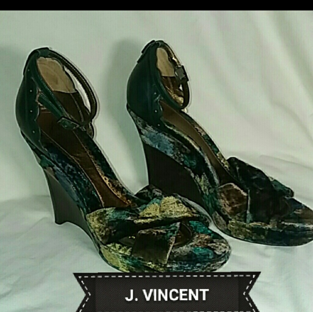 J. VINCENT RARE VELVET PLATFORMS size  7  1/2M
